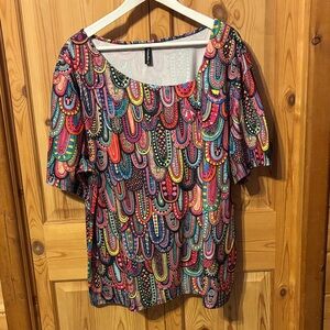 Women's Short-Sleeve Scoop Neck Top in Bright Multicolor Paisley Print